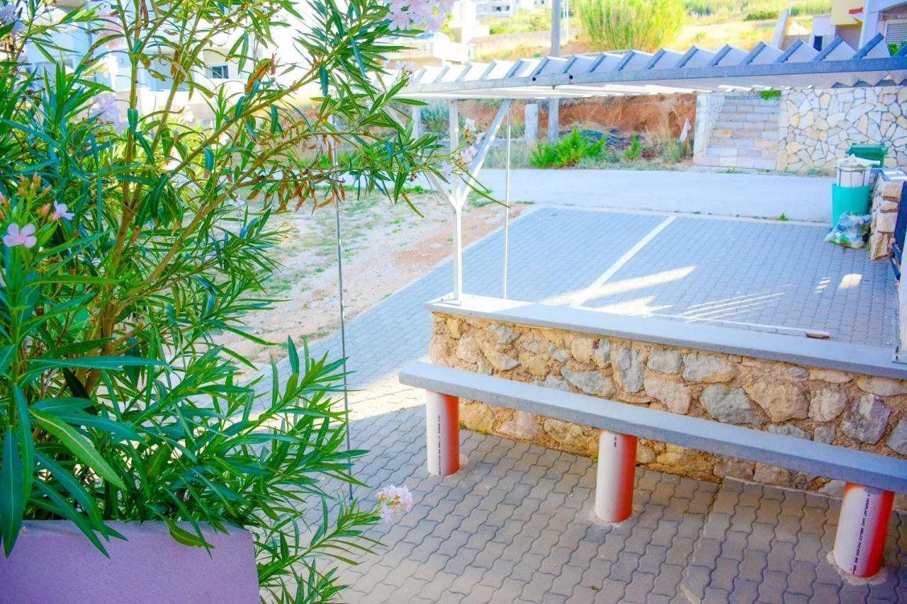 Apartmani Prvi Red Do Mora باغ المظهر الخارجي الصورة