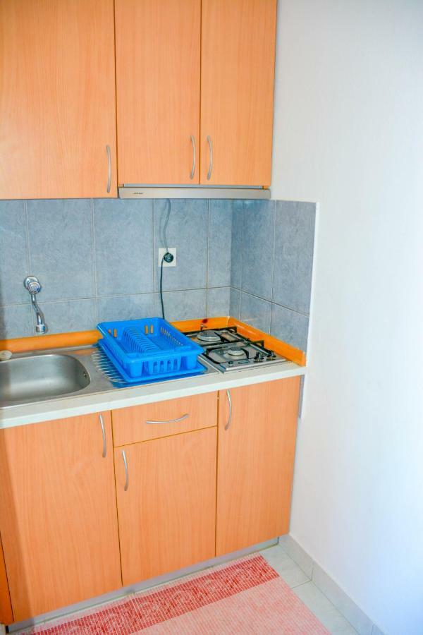 Apartmani Prvi Red Do Mora باغ المظهر الخارجي الصورة