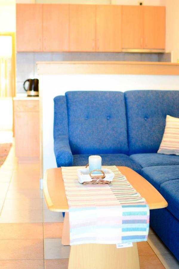 Apartmani Prvi Red Do Mora باغ المظهر الخارجي الصورة