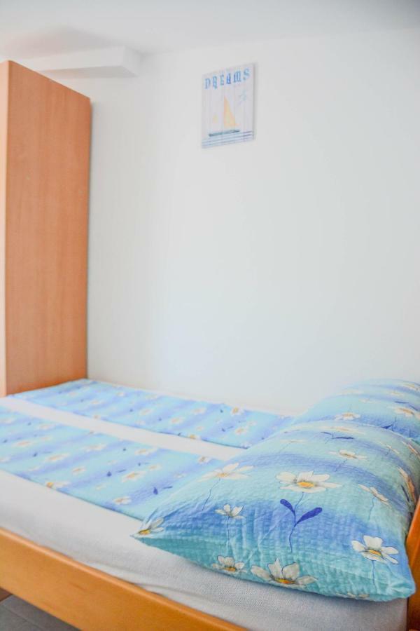 Apartmani Prvi Red Do Mora باغ المظهر الخارجي الصورة