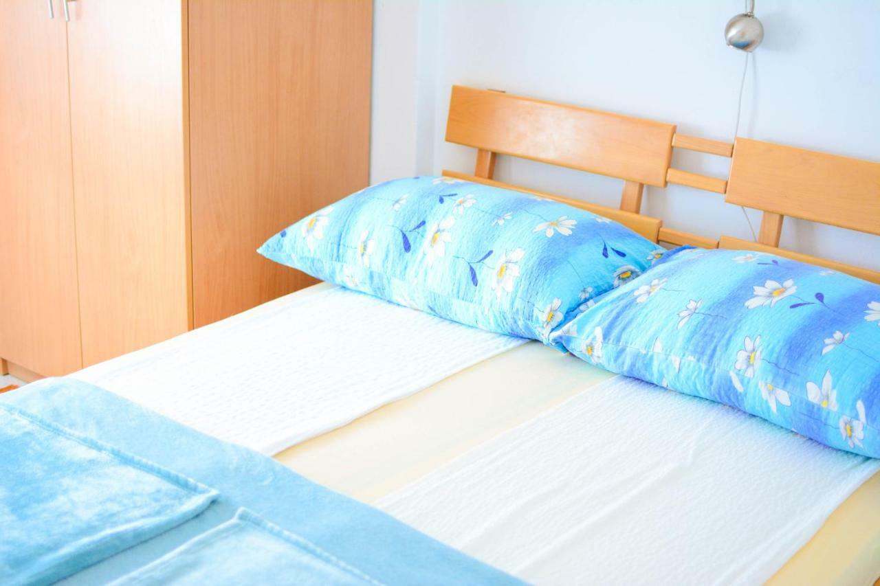 Apartmani Prvi Red Do Mora باغ المظهر الخارجي الصورة