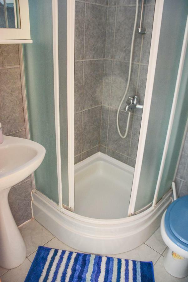 Apartmani Prvi Red Do Mora باغ المظهر الخارجي الصورة