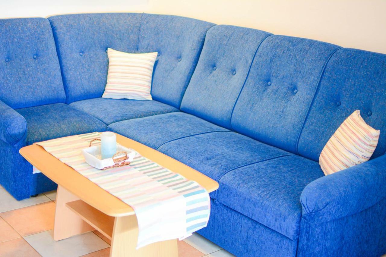 Apartmani Prvi Red Do Mora باغ المظهر الخارجي الصورة
