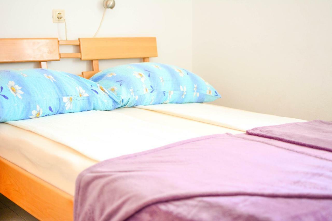 Apartmani Prvi Red Do Mora باغ المظهر الخارجي الصورة