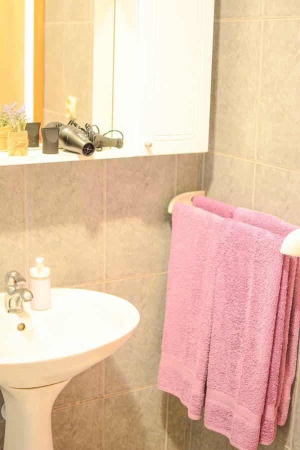 Apartmani Prvi Red Do Mora باغ المظهر الخارجي الصورة