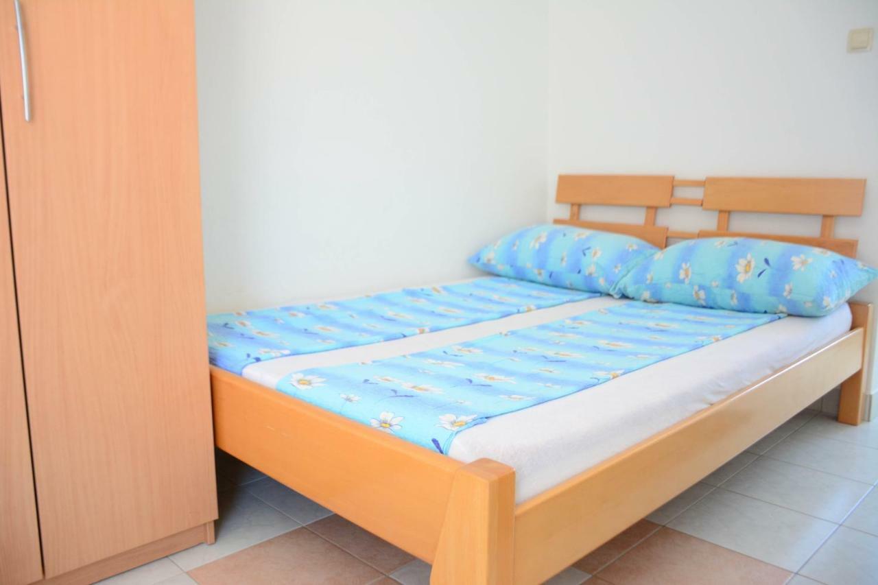 Apartmani Prvi Red Do Mora باغ المظهر الخارجي الصورة